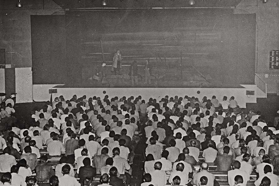 More than 1,000 (some sources say 1,400) inmates watch the 1957 performance from the Actor’s Workshop of San Francisco. (California Department of Corrections/Billy Rose Theatre Division, the New York Public Library for the Performing Arts)